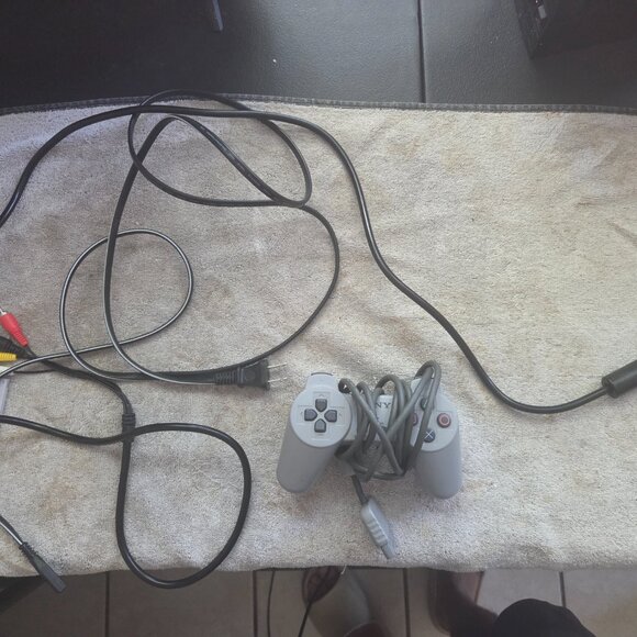 Sony PlayStation 1 SCPH-9001 Grey controller and RCA cords included - Picture 6 of 6